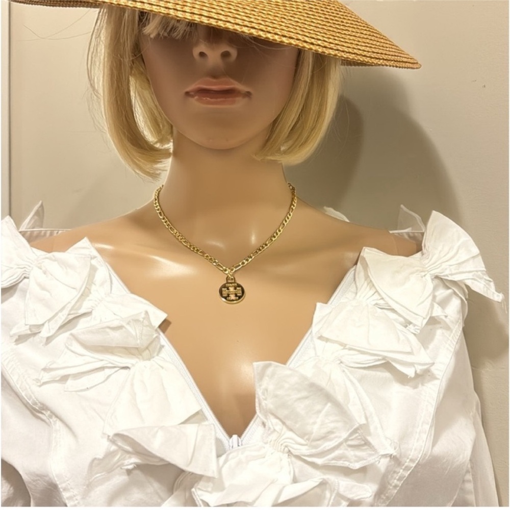 NEW✨Pendant with Tory Burch Round charm/ medallion - Picture 2 of 9